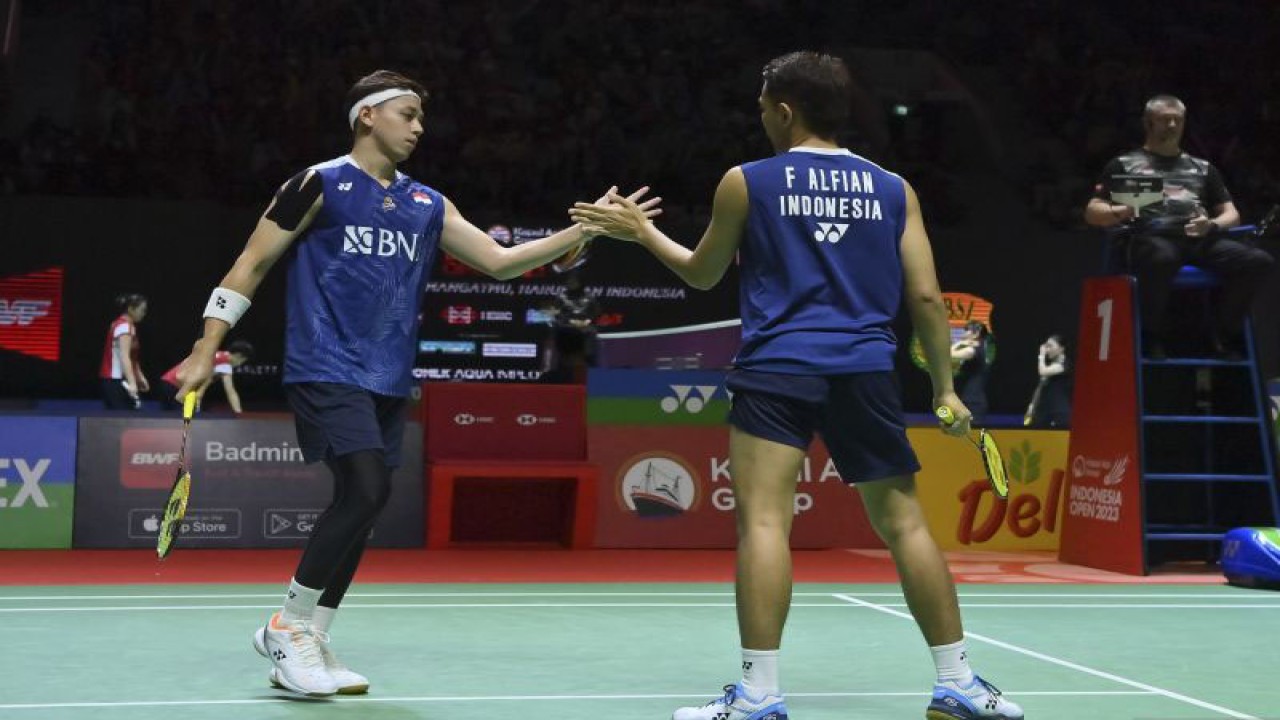 Arsip - Pebulu tangkis ganda putra Indonesia Fajar Alfian (kanan) dan Muhammad Rian Ardianto (kiri) bersalaman saat melawan ganda putra India Satwiksairaj Rankireddy dan Chirag Shetty dalam babak perempat final turnamen Indonesia Open 2023 di Istora Senayan, Jakarta, Jumat (16/6/2023). ANTARA FOTO/M Risyal Hidayat/tom.