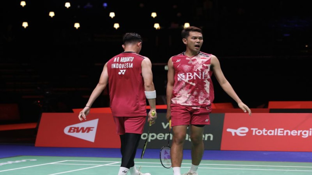 Ganda putra peringkat satu dunia Fajar Alfian/Muhammad Rian Ardianto menderita kekalahan pada babak 32 besar Kejuaraan Dunia BWF 2023, setelah dihadang pasangan Lee Jhe Huei/Yang Po Hsuan Rabu malam waktu Copenhagen, Denmark. (ANTARA/HO-PP PBSI)