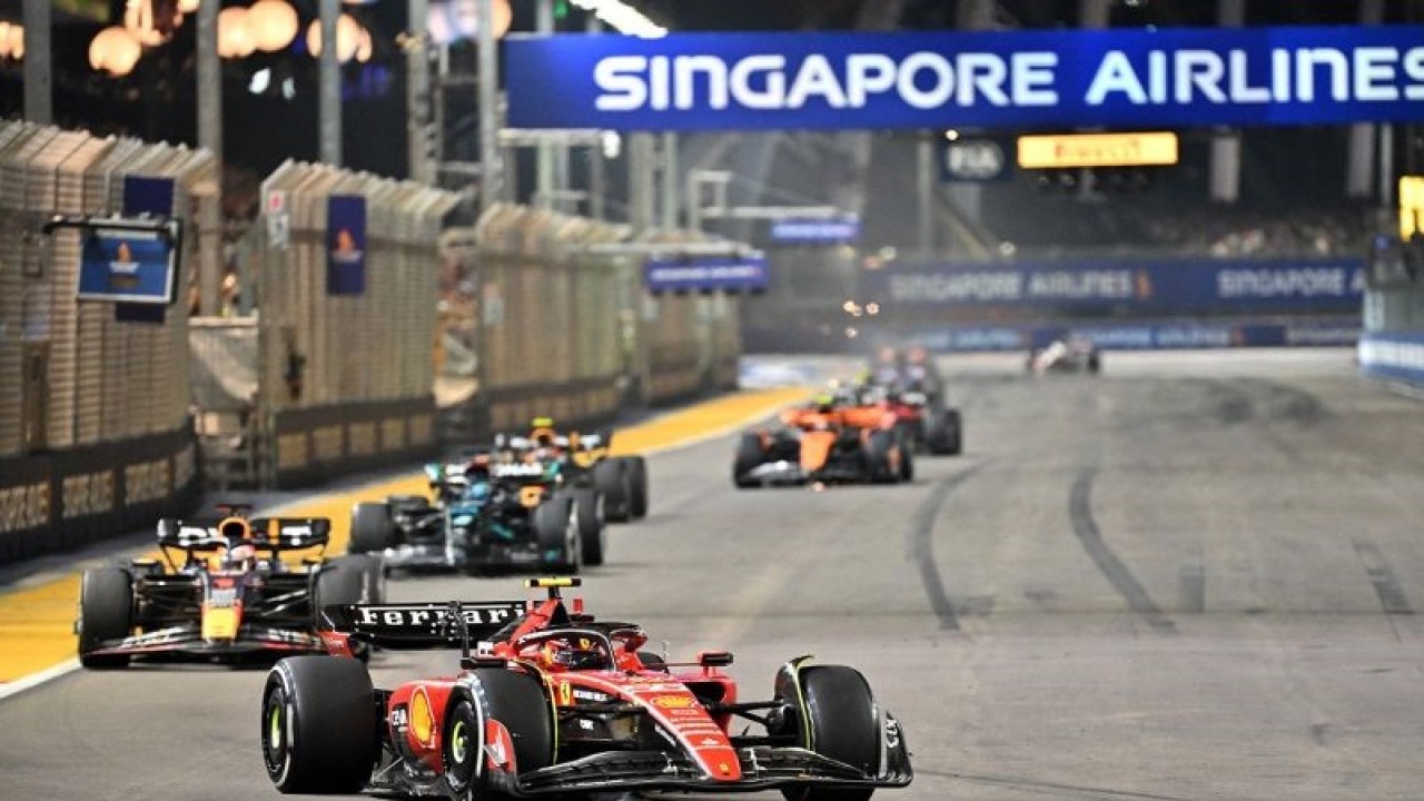 Pembalap Ferrari Carlos Sainz Jr. melaju terdepan pada balapan F1 GP Singapura 2023 di Marina Bay Street Circuit, Singapura (17/9/2023). Carlos Sainz Jr. berhasil menjadi juara pertama diikuti pembalap McLaren Lando Norris dan pembalap Mercedes Lewis Hamilton. ANTARA FOTO/REUTERS/Andy Chua/aww.