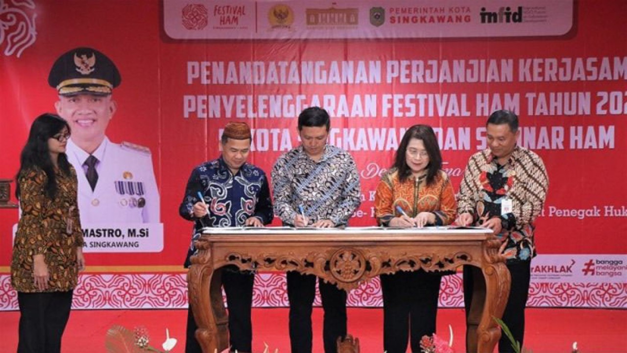 Suasan penandatanganan Perjanjian Kerja Sama Penyelenggaraan Festival HAM Tahun 2023 di Kota Singkawang, Kalimantan Barat, Jumat (8/9/2023). (ANTARA/Rudi)