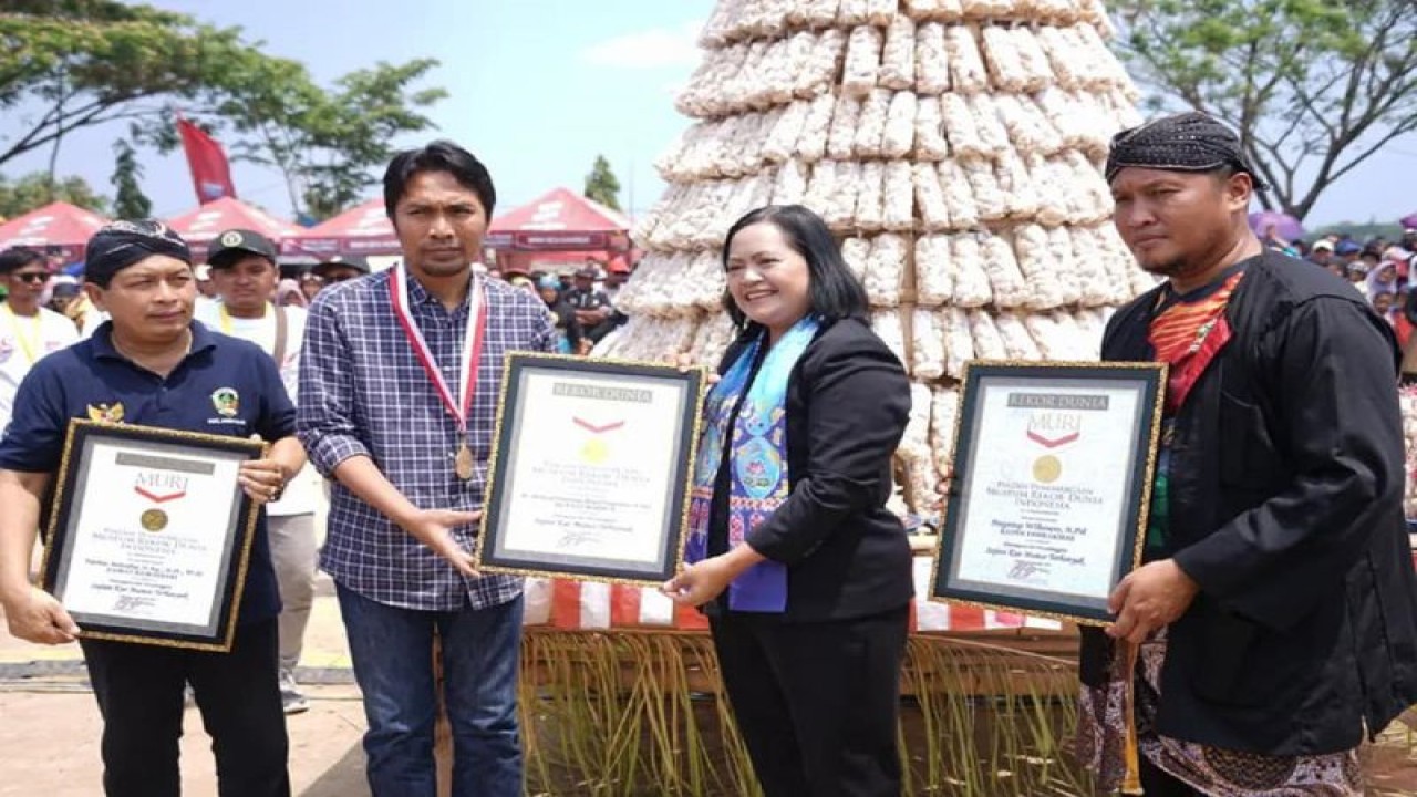 Bupati Madiun Ahmad Dawami bersama jajaran menerima sertifikat penghargaan MURI atas Festival Manco Madiun 2023 di lapangan Desa Tambakmas, Kecamatan Kebonsari, Kabupaten Madiun, Jawa Timur, sebagai sajian kue manco terbanyak, yakni 50 ribu kue di 455 gunungan sesuai dengan Hari Jadi ke-455 Kabupaten Madiun. ANTARA/HO-Diskominfo Kabupaten Madiun