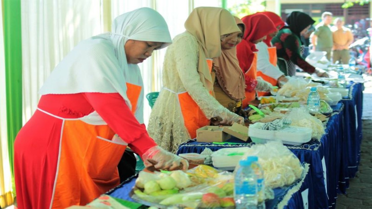 Ibu-ibu yang mengikuti Festival Rujek Uleg di Kantor Kelurahan Kebonsari Wetan, Kota Probolinggo, Jatim, Jumat (15/9/2023). ANTARA/HO-Diskominfo Kota Probolinggo