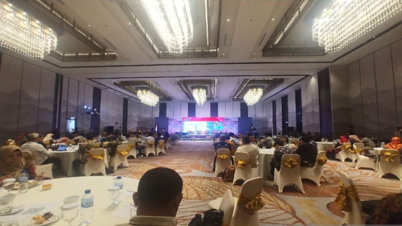 Kegiatan Forum Group Discussion (FGD) membahas Rancangan Undang-undang tentang Hukum Acara Perdata di Padang pada Kamis (14/9). ANTARA/FathulAbdi
