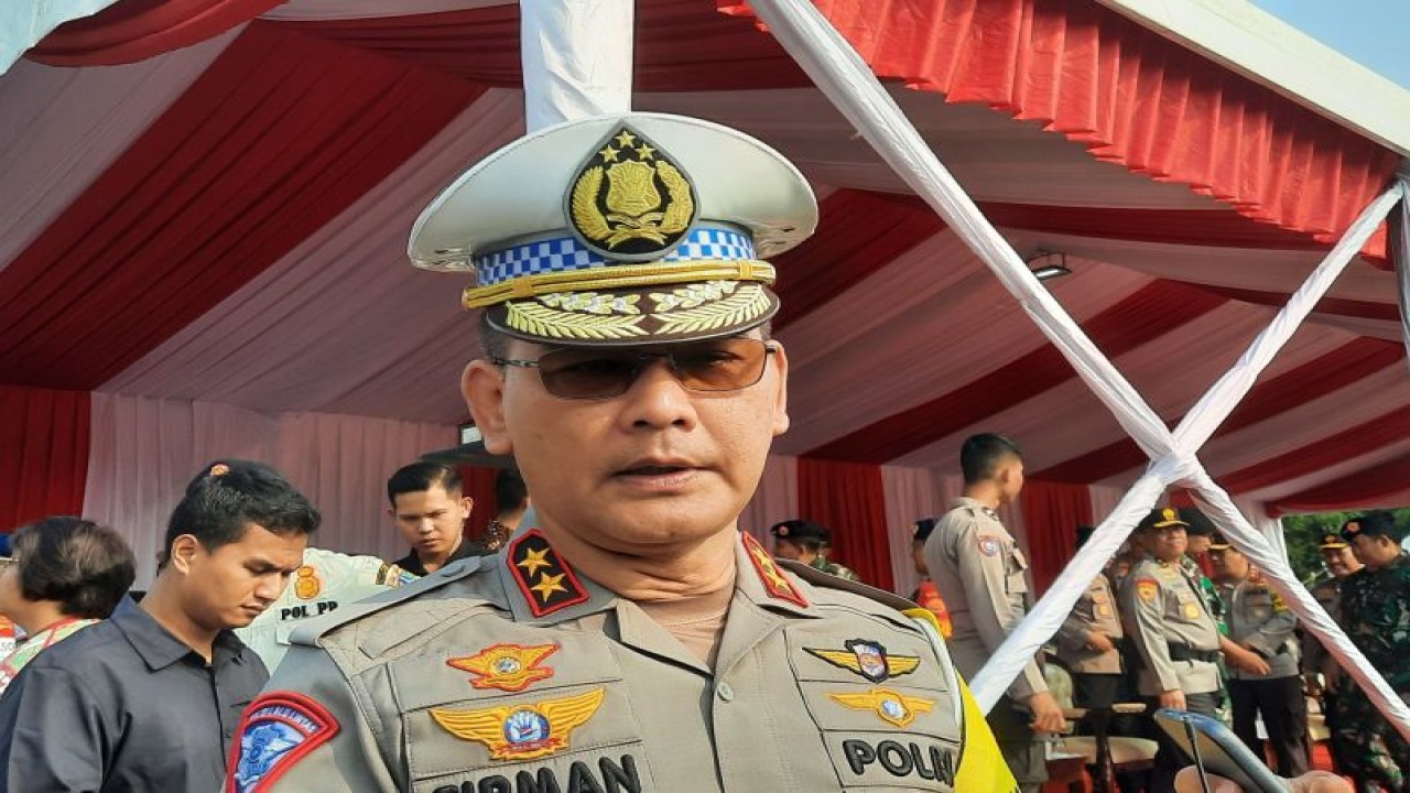 Kepala Korps Lalu Lintas (Kakorlantas) Polri Irjen Pol. Firman Shantyabudi memberikan keterangan kepada wartawan usia mengikuti Apel Gelar Pasukan Pengamanan KTT Ke-43 ASEAN di Monas, Jakarta, Jumat (1/9/2023). (ANTARA/Laily Rahmawaty)