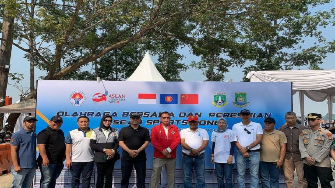 Penyerahan hibah alat fitnes dari Kemenpora kepada Pemprov Banten untuk melengkapi fasilitas di Situ Cipondoh Kota Tangerang pada akhir pekan kemarin. ANTARA/HO-Pemkot Tangerang