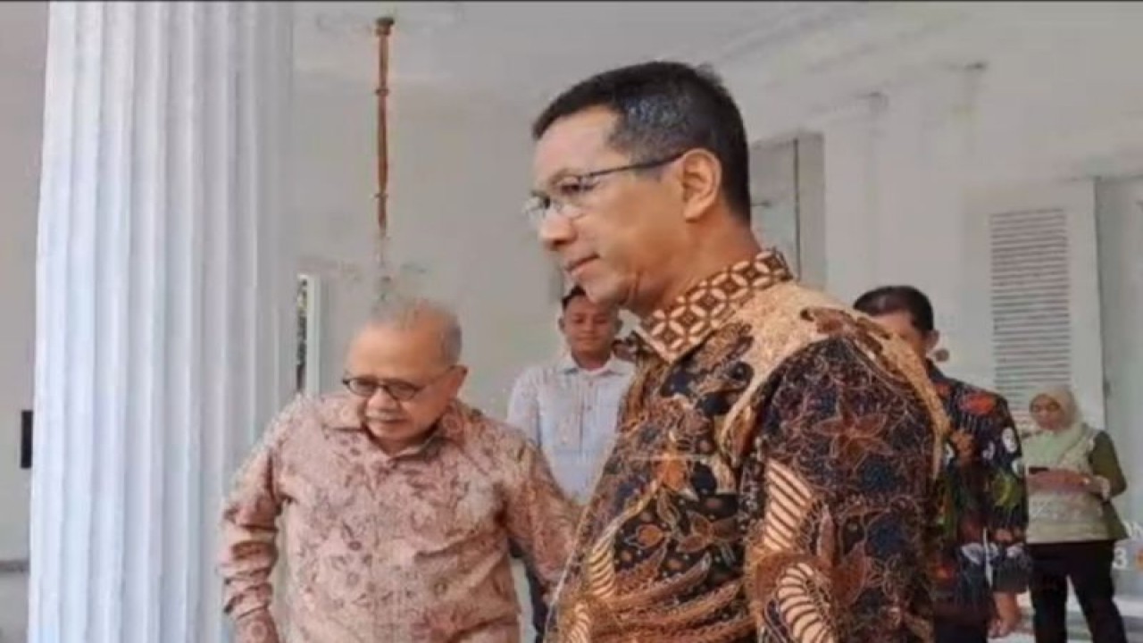 Gubernur DKI Jakarta periode 2007-2012 Fauzi Bowo atau Foke bertemu dengan Penjabat (Pj) Gubernur DKI Jakarta Heru Budi Hartono di Balai Kota DKI, Jakarta Pusat, Kamis (7/9/2023). (ANTARA/Siti Nurhaliza)