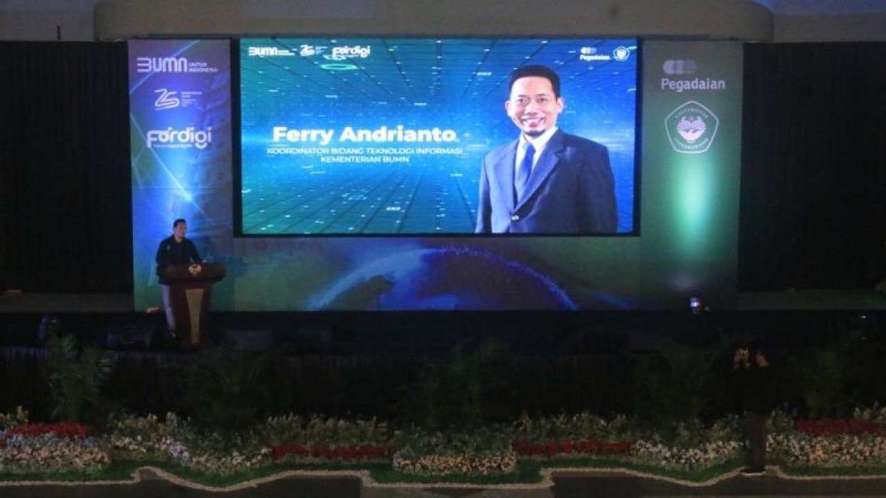 Koordinator Bidang Teknologi Informasi Kementerian (TI) BUMN Ferry Adrianto saat memberikan sambutan pada pembukaan Fordigi Goes To Campus City Chapter IX berlangsung di Auditorium Universitas Cenderawasih (Uncen), Kamis (14/9) 2023. (ANTARA/Yudhi Efendi)