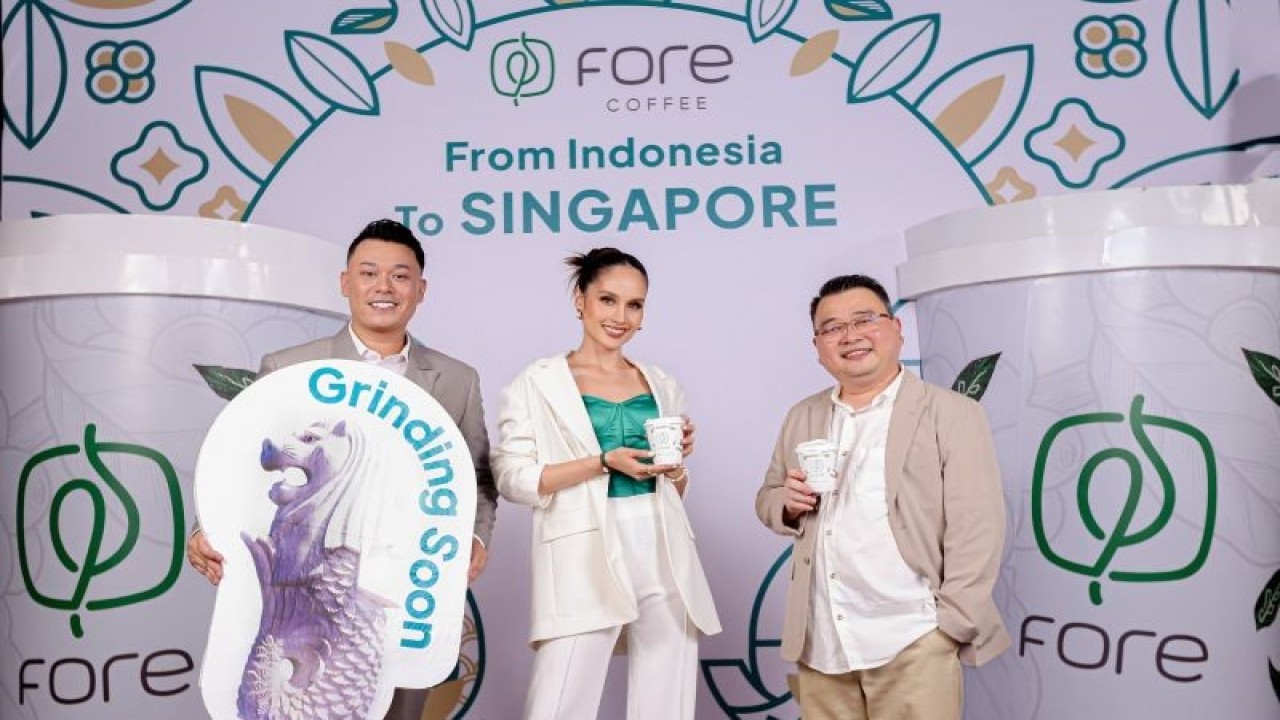 (Ki-Ka): Matthew Ardian, CMO, Fore Coffee, Cinta Laura Kiehl, Social & Sustainability Ambassador, Fore Coffee, and Vico Lomar, Co-Founder & CEO, Fore Coffee (ANTARA/HO-Fore Coffee)