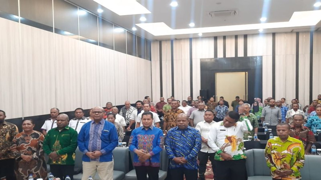 Foto bersama setelah pembukaan fokus grup diskusi pengembangan usaha ekonomi masyarakat dan pemerintahan kampung di Jayapura, Papua, Minggu (10/9/2023). ANTARA/HO-Humas Pemprov Papua