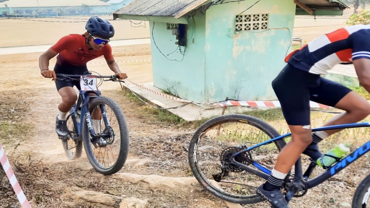 Foto Arsip - Atlet Kalteng saat mengikuti lomba balap sepeda pada Popnas XVI, Palembang, (3/8/2023). (ANTARA/HO-Diskominfosantik Kalteng)