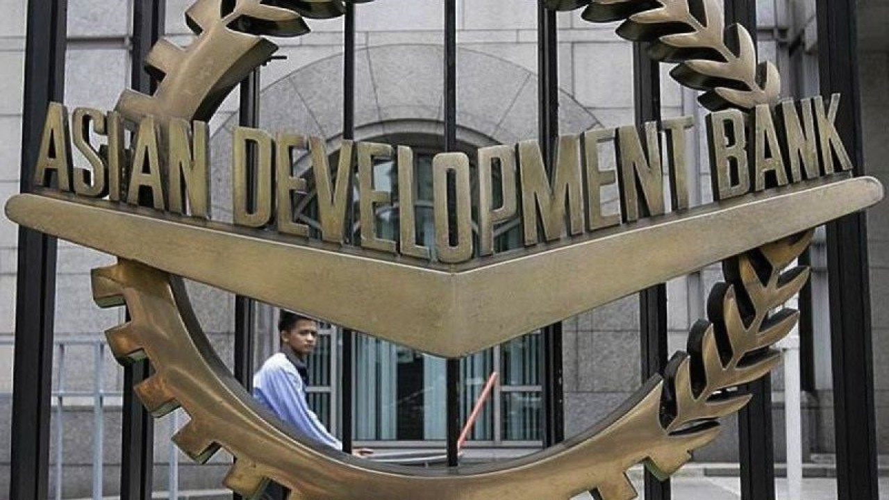 Foto Dokumen: Seorang pekerja berjalan melewati markas Asian Development Bank (ADB) di Manila. ANTARA/REUTERS/Cheryl Ravelo