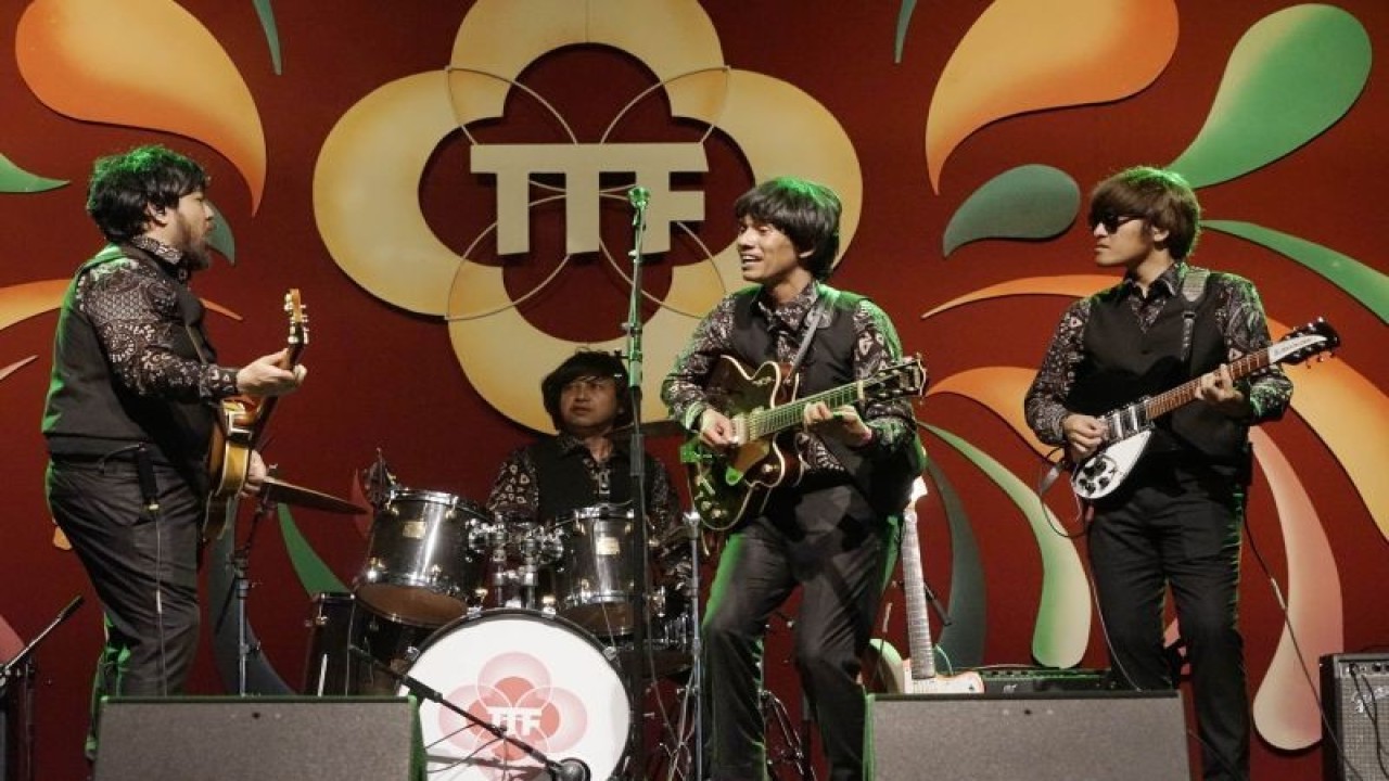 Kelompok musik tribute The Beatles, G-Pluck, memeriahkan panggung Tong Tong Fair 2023 di Malieveld Den Haag dengan mengenakan kemeja bermotif batik pada penampilan kedua mereka, Jumat (8/9/2023) malam waktu setempat. (ANTARA/Ahmad Faishal)