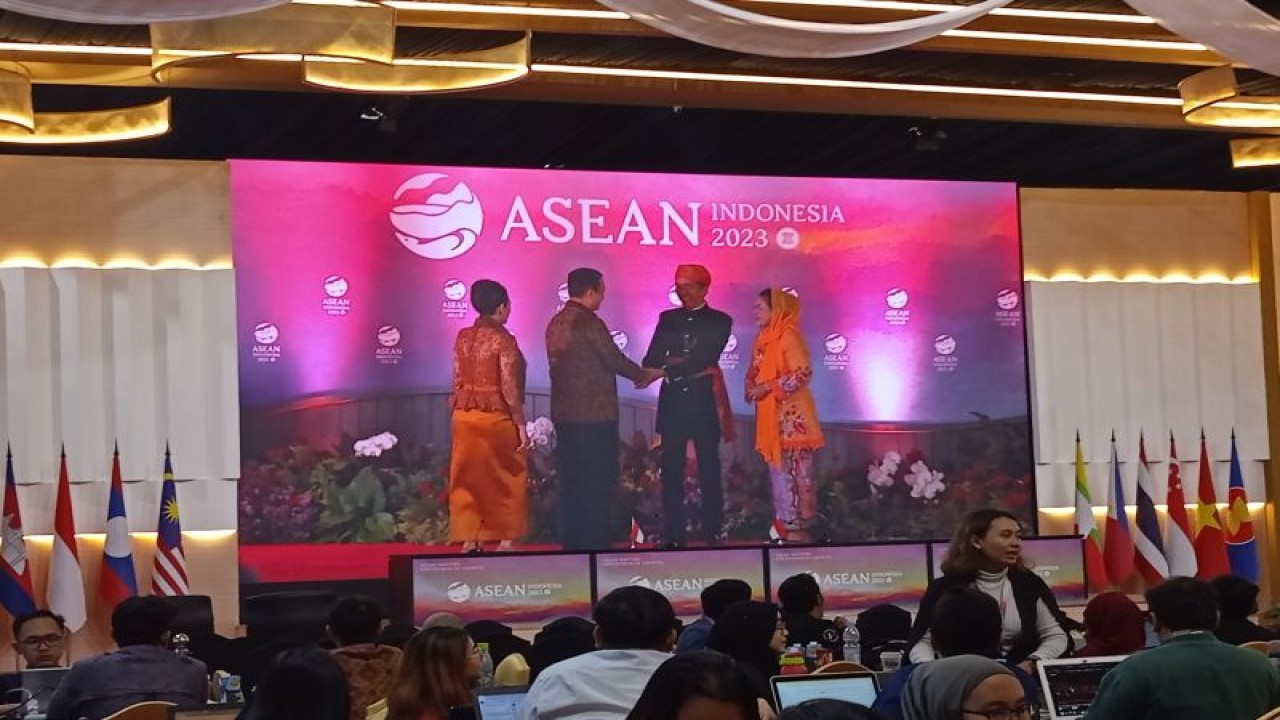 Presiden Joko Widodo dan Ibu Negara menyambut tamu di 'Gala Dinner' KTT Ke-43 ASEAN di Jakarta, Rabu (6/9/2023) malam. ANTARA/Rangga Pandu Asmara Jingga