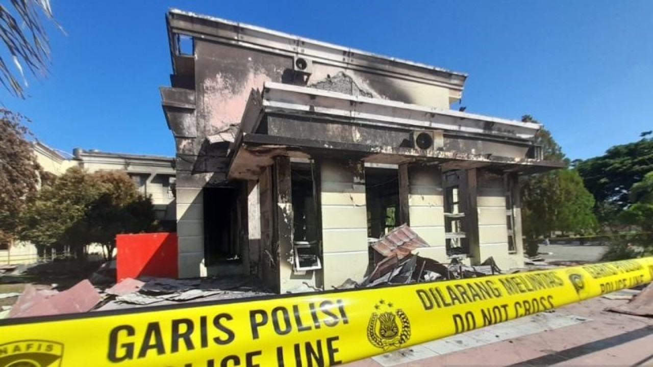 Garis polisi dipasang di sekitar kantor Bupati yang dibakar di Kabupaten Pohuwato, Gorontalo, Jumat (22/9/2023). ANTARA/Zulkifli Polimengo