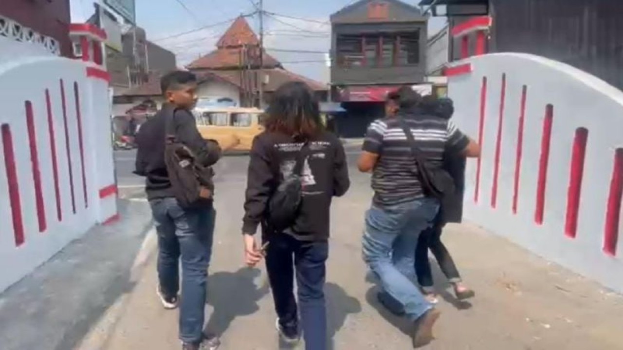 Polisi membawa tersangka pemeran dalam video asusila di Kabupaten Garut, Jawa Barat. (ANTARA/HO-Polres Garut)