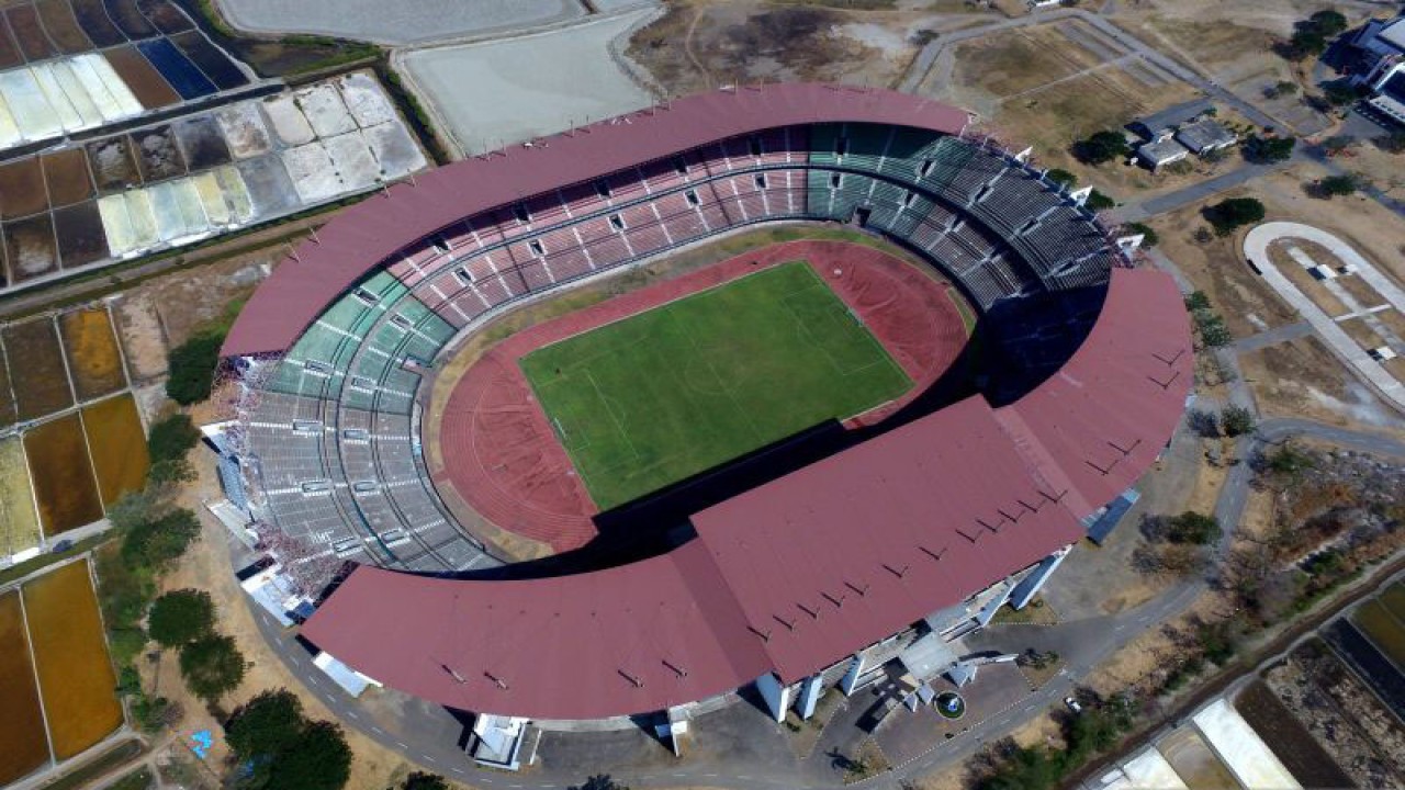 Foto udara Stadion Gelora Bung Tomo, Surabaya, Jawa Timur, Jumat (25/10/2019). ANTARA FOTO/Zabur Karuru/aww.