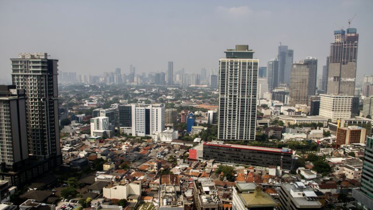 Gedung bertingkat terlihat dari kawasan Medan Merdeka, Jakarta, Selasa (12/9/2023). (ANTARA/Rara Candrika)