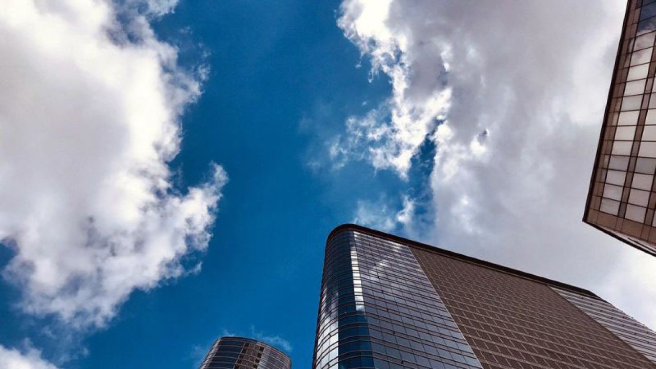 Ilustrasi - Langit cerah berawan di atas gedung-gedung bertingkat di bagian wilayah Kota Surabaya, Provinsi Jawa Timur. ANTARA/Fiqih Arfani/am.