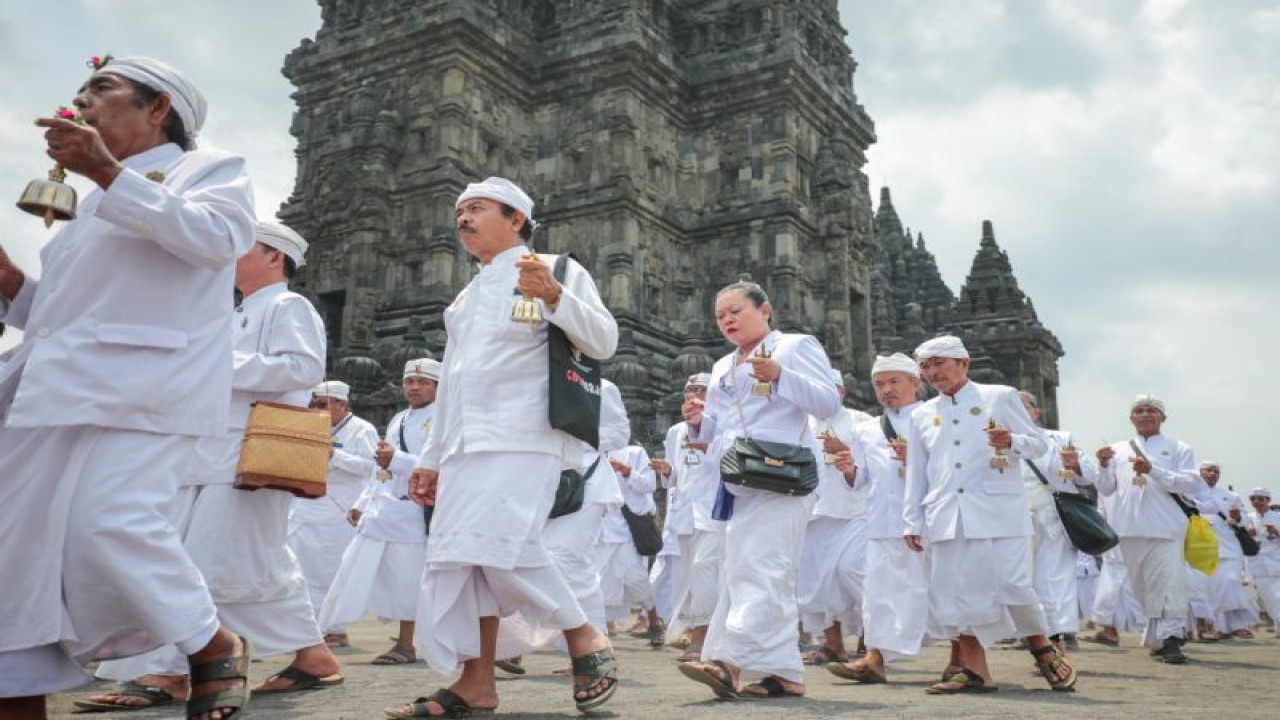 Sebanyak1008 Pinandita dan ribuan umat Hindu dari berbagai daerah di Indonesia melakukan Gema Shanti Puja 1008 Genta di Candi Prambanan, Minggu (17/9/2023). ANTARA/HO-PT TWC