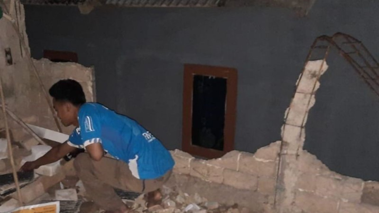 Gempa bumi menyebabkan dinding belakang rumah warga ambrol di Desa Sarampad, Kecamatan Cugenang, Kabupaten Cianjur, Provinsi Jawa Barat, pada Senin (11/9/2023) tengah malam. (ANTARA/HO BPBD)