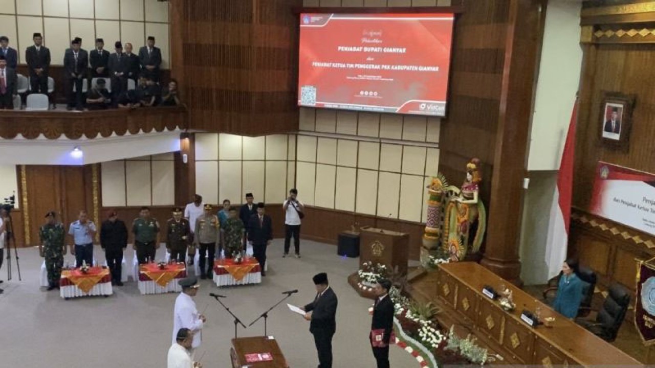 Pj Gubernur Bali Sang Made Mahendra Jaya saat melantik Pj Bupati Gianyar I Dewa Tagel Wirasa di Denpasar, Rabu (20/9/2023). ANTARA/Ni Putu Putri Muliantari