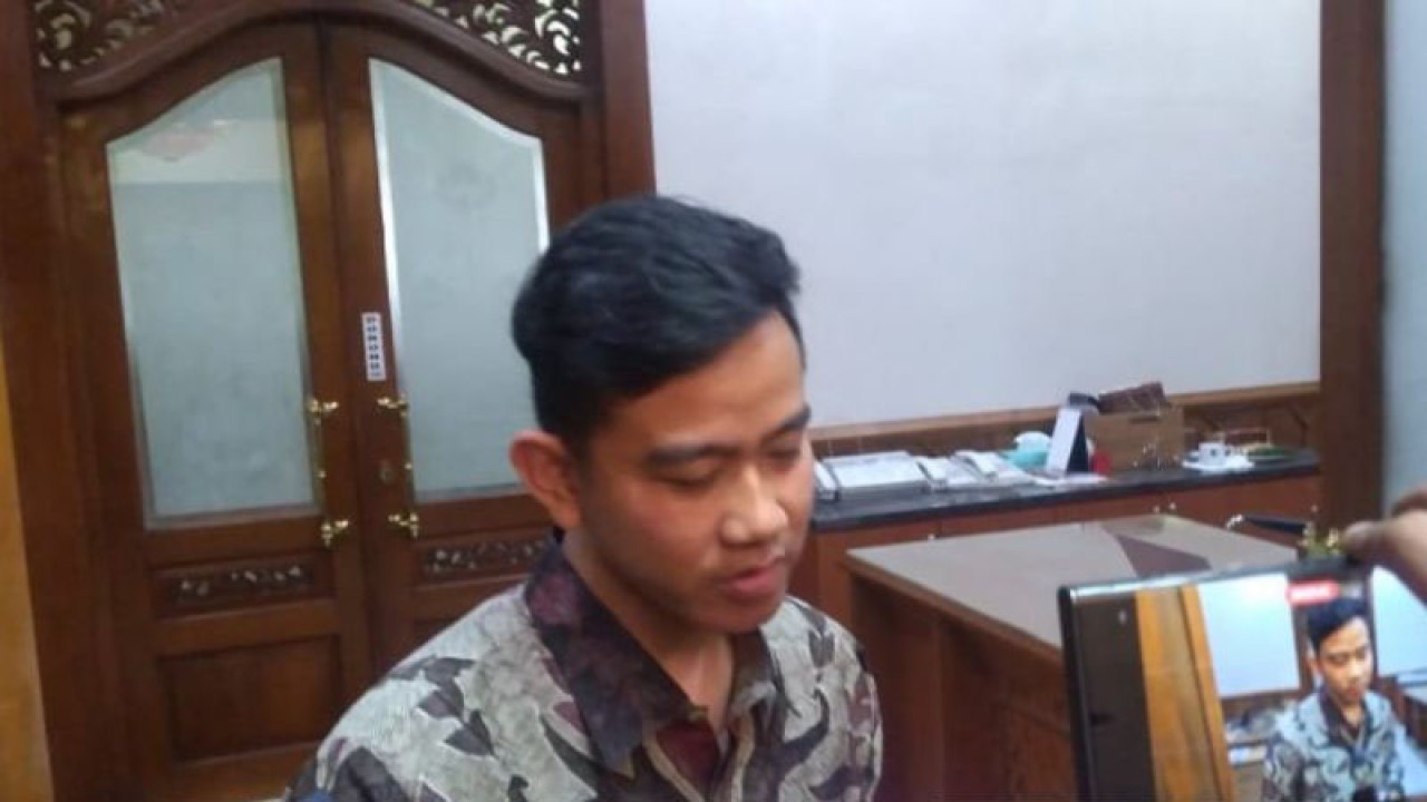 Wali Kota Surakarta Gibran Rakabuming Raka memberikan keterangan kepada wartawan di Solo, Jawa Tengah, Senin (18/9/2023). ANTARA/Aris Wasita