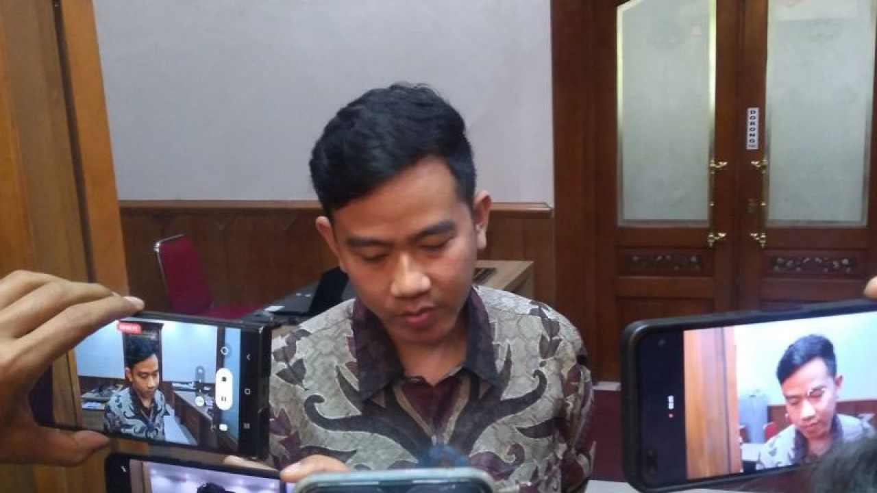 Wali Kota Surakarta Gibran Rakabuming Raka memberikan keterangan kepada wartawan di Solo, Jawa Tengah, Senin (18/9/2023). ANTARA/Aris Wasita