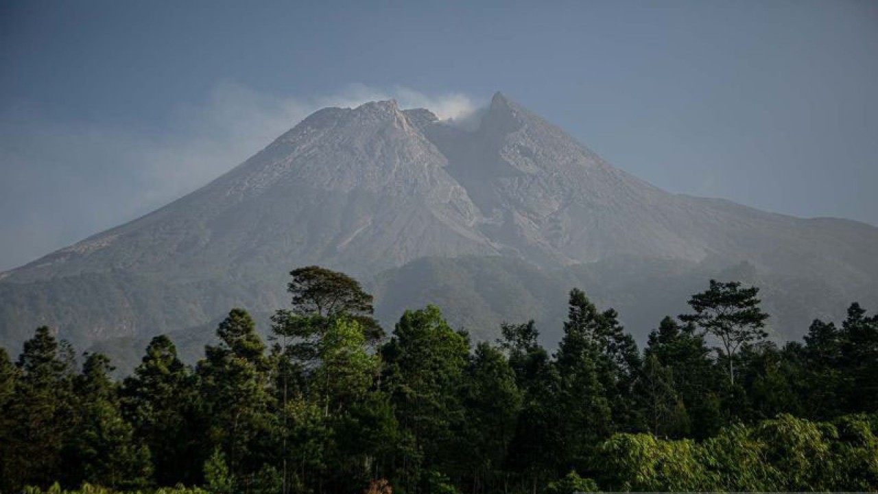 Ilustrasi: Asap solfatara keluar dari kubah lava Gunung Merapi terlihat dari Cangkringan, Sleman, DI Yogyakarta, Sabtu (26/8/2023). ANTARA FOTO/Hendra Nurdiyansyah/aww,