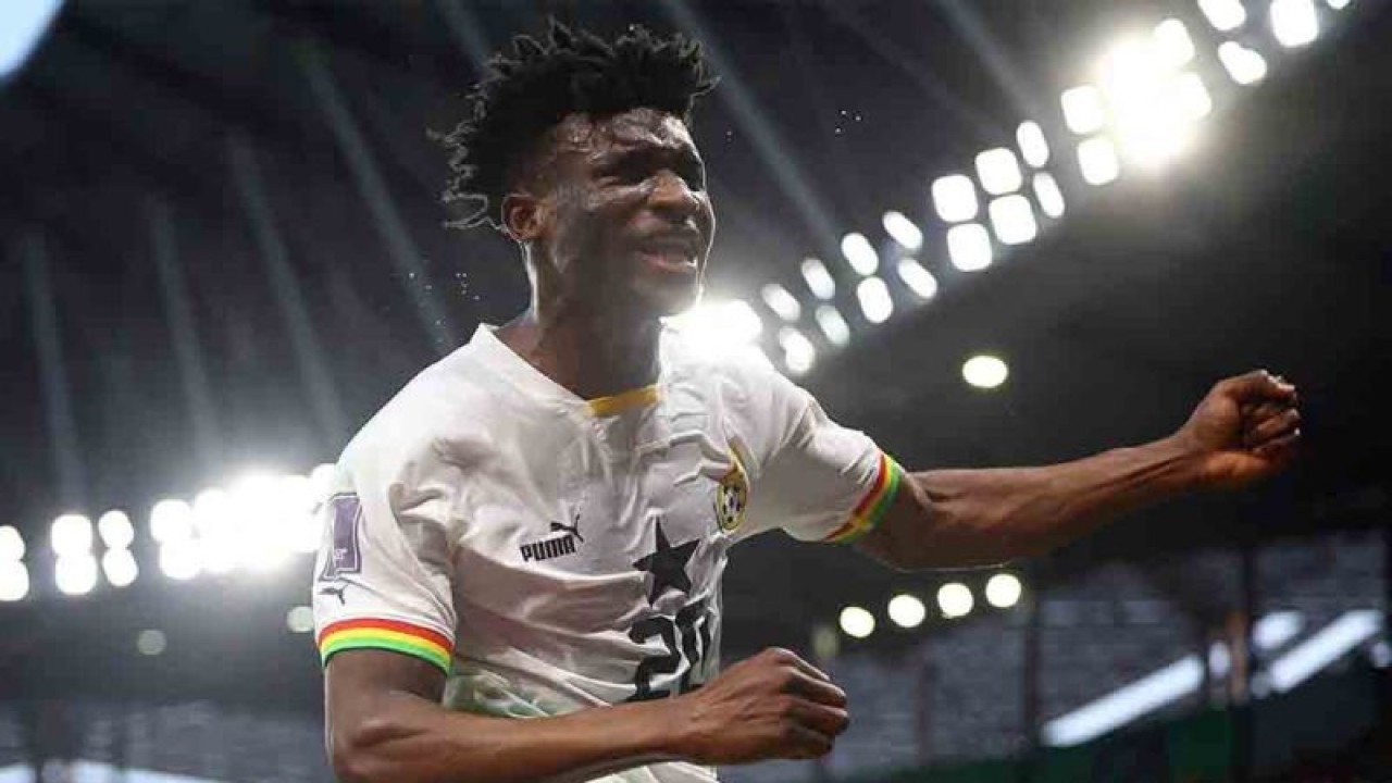 Pemain Ghana Mohammed Kudus merayakan gol ke gawang Korea Selatan pada pertandingan Grup H Piala Dunia 2022 di Education City Stadium, Al Rayyan, Qatar, Senin (28/11/2022). Korsel kalah dari Ghana 2-3. ANTARA FOTO/REUTERS/Kai Pfaffenbach/rwa.