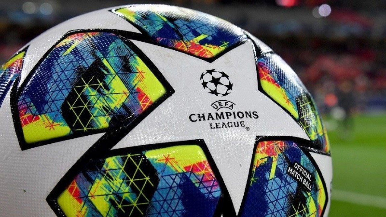 Logo Liga Champions melekat dalam bola resmi yang digunakan dalam kompetisi sepak bola paling bergengsi antarklub Eropa tersebut. (ANTARA/AFP/Denis Charlet)