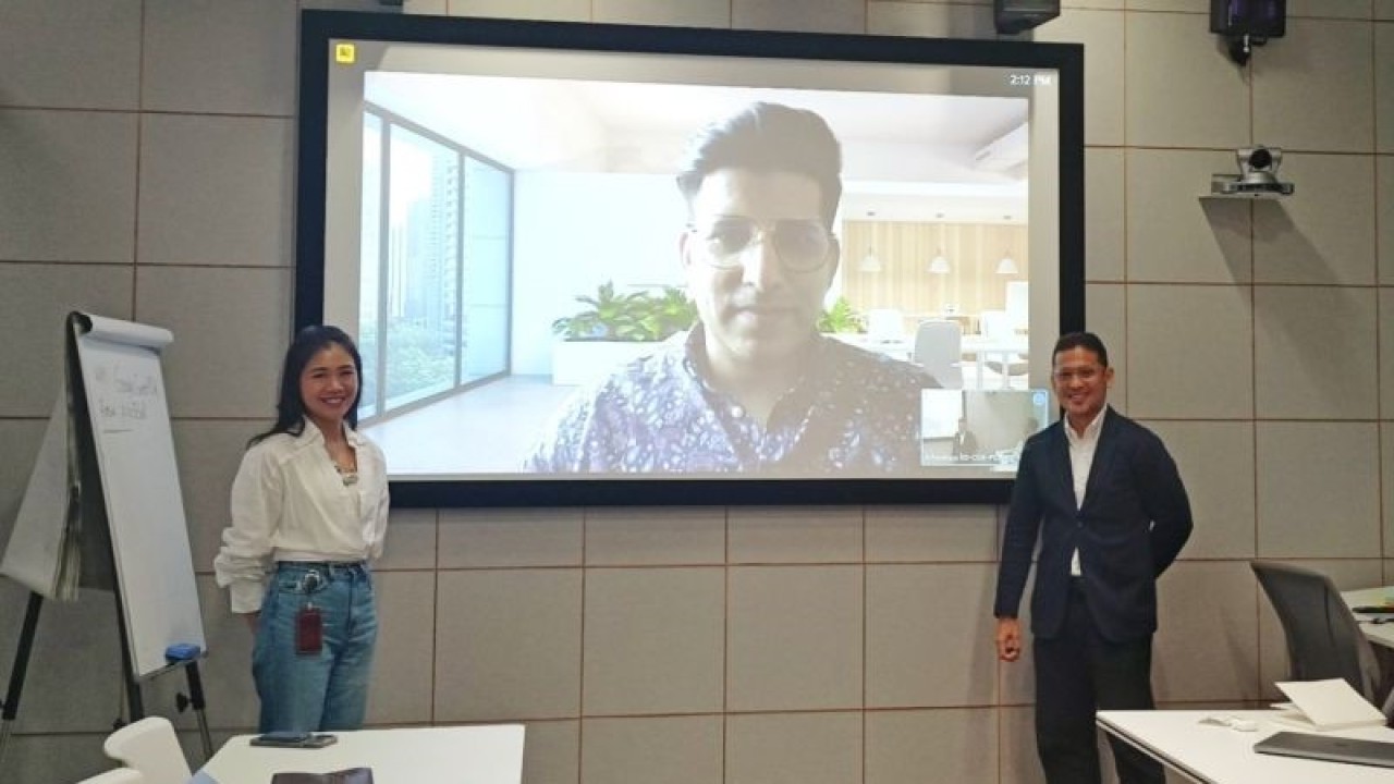 Direktur Access Partnership Abhineet Kaul (tengah) dan Ekonom Universitas Indonesia Fithra Faisal (kanan) dalam konferensi pers Google Indonesia Play & Android Insights 2.0 di kawasan SCBD, Jakarta, Senin (11/9/2023) (ANTARA/Fathur Rochman)