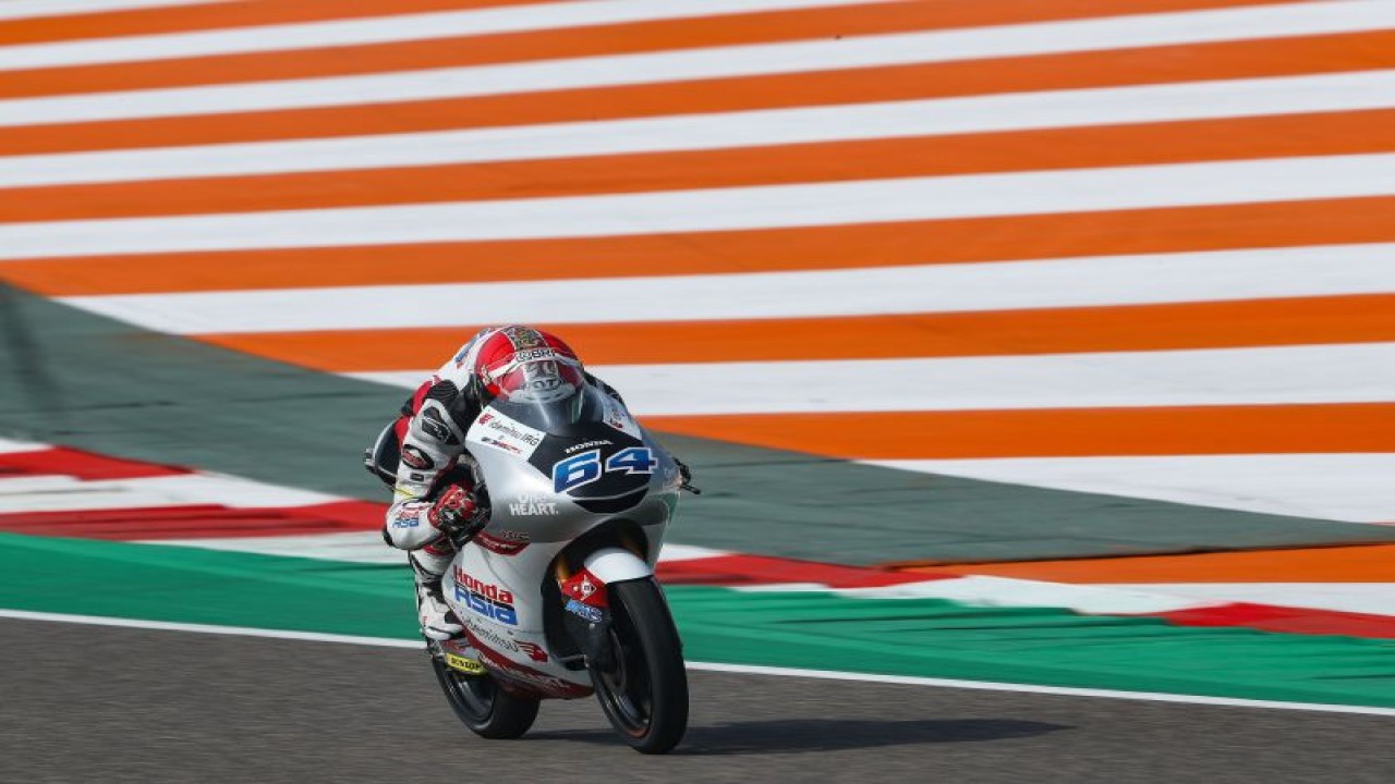 Mario Suryo Aji saat melakoni sesi latihan bebas Moto3 India pada 22 September 2023. (ANTARA/HO/Honda Team Asia)