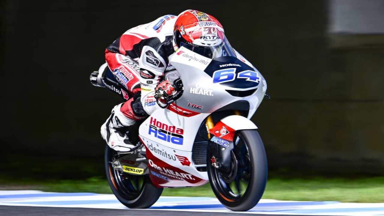 Mario Suryo Aji saat melakoni sesi latihan bebas Moto3 Jepang di Sirkuit Motegi, pada 29 September 2023. (ANTARA/HO/Honda Team Asia)