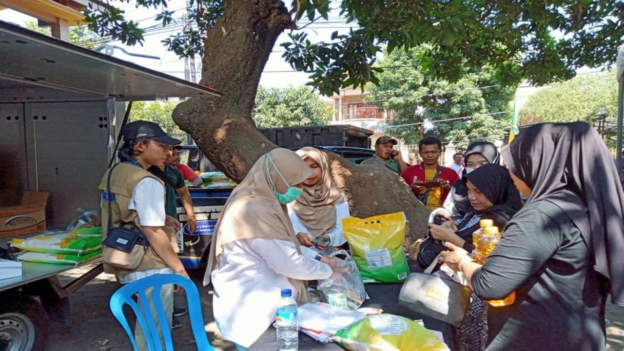 Antusias masyarakat membeli beras dalam kegiatan Gerakan Pangan Murah (GPM) yang dilaksanakan Dinas Ketahanan Pangan Kota Mataram, Provinsi Nusa Tenggara Barat, di Kelurahan Pagesangan, Senin (25/9-2023). ANTARA/Nirkomala