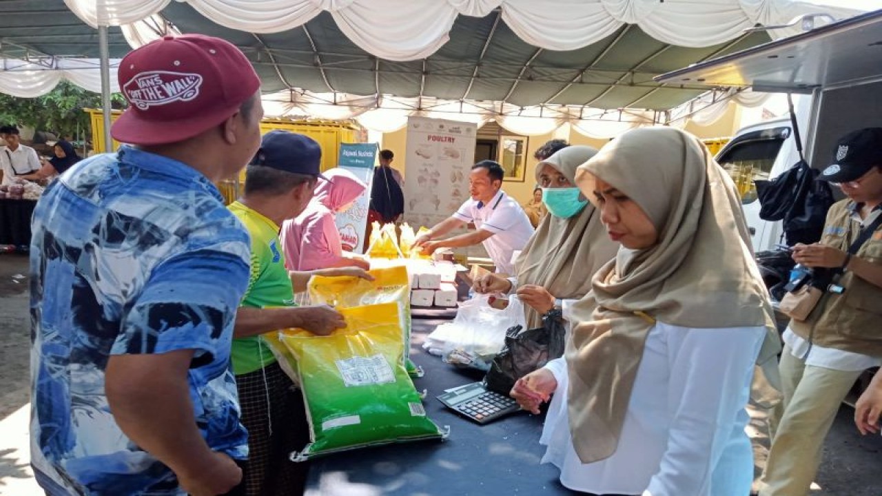 Antusias masyarakat membeli beras dalam kegiatan Gerakan Pangan Murah (GPM) yang dilaksanakan Dinas Ketahanan Pangan Kota Mataram, Provinsi Nusa Tenggara Barat, di Kelurahan Pagesangan, Senin (25/9-2023). (ANTARA/Nirkomala)