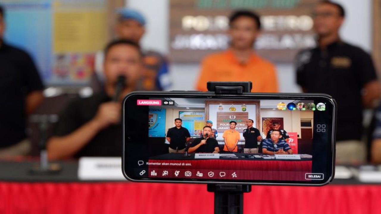 Konferensi pers kasus penipuan jual beli mobil daring bermodus GPS palsu di kantor Polres Metro Jakarta Selatan, Rabu (20/9/2023). (ANTARA/Uyu Septiyati Liman)