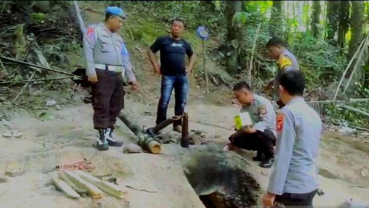 Personel Polsek Tilongkabila saat melakukan pembongkaran tempat produksi minuman beralkohol tradisional jenis cap tikus, di Desa Tunggulo, Kecamatan Tilongkabila, Kabupaten Bone Bolango, Gorontalo. Jumat (15/9/2023). ANTARA/HO-Polsek Tilongkabila.