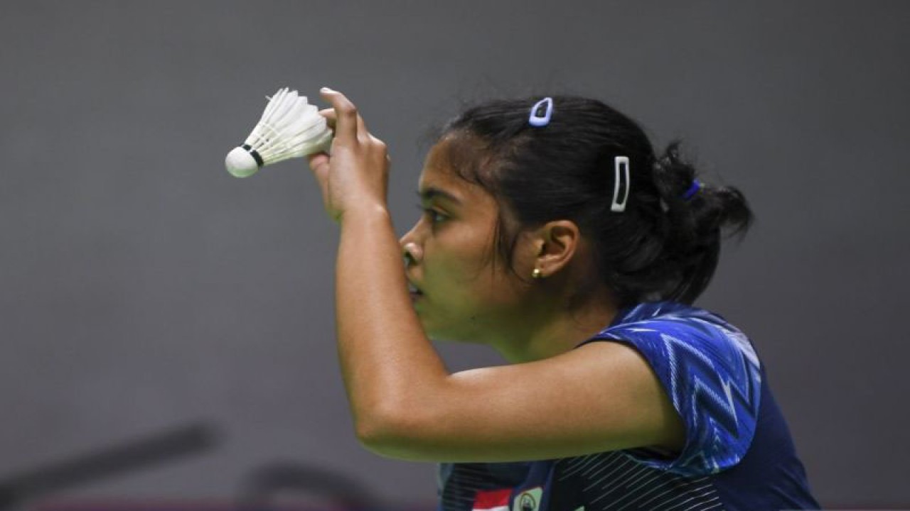 Arsip - Pebulu tangkis tunggal putri Indonesia Gregoria Mariska Tunjung bersiap melakukan servis ke arah lawannya pebulu tangkis tunggal putri Sung Shuo Yun pada babak 32 besar turnamen Daihatsu Indonesia Masters 2023 di Istora Gelora Bung Karno, Senayan, Jakarta, Rabu (25/1/2023). (ANTARA FOTO/M Risyal Hidayat/foc.)
