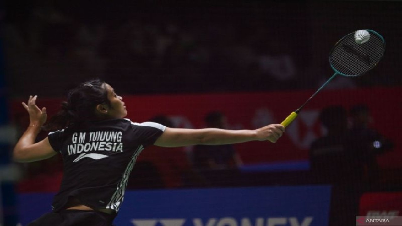Pebulu tangkis tunggal putri Indonesia Gregoria Mariska Tunjung mengembalikan kok ke arah lawannya asal India Pusarla Sindhu dalam pertandingan babak pertama (32 besar) turnamen Indonesia Open 2023 di Istora Senayan, Jakarta, Selasa (13/6/2023). (ANTARA FOTO/Aditya Pradana Putra/aww.)