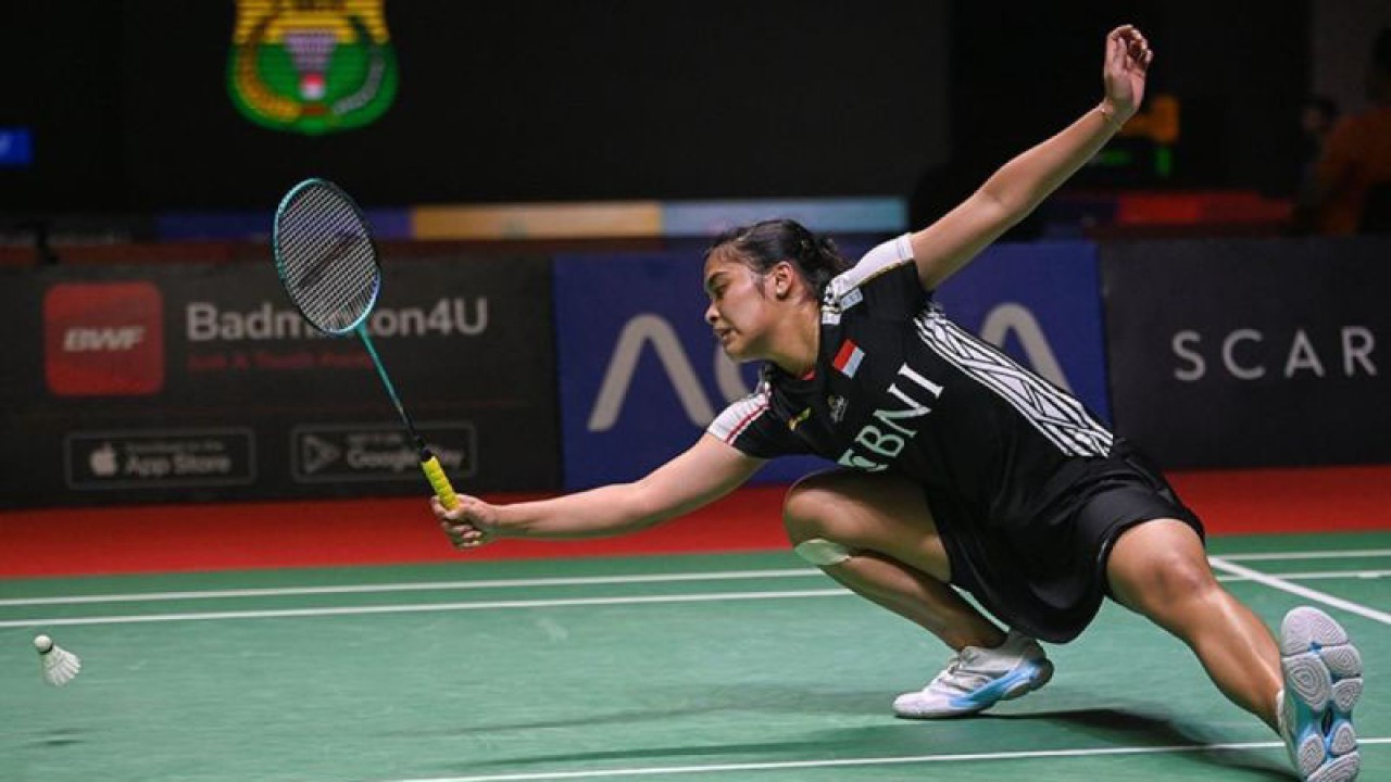 Ilustrasi - Pebulu tangkis tunggal putri Indonesia Gregoria Mariska Tunjung gagal mengembalikan kok ke arah lawannya asal India Pusarla Sindhu dalam pertandingan babak pertama (32 besar) turnamen Indonesia Open 2023 di Istora Senayan, Jakarta, Selasa (13/6/2023). (ANTARA FOTO/Aditya Pradana Putra/rwa.)