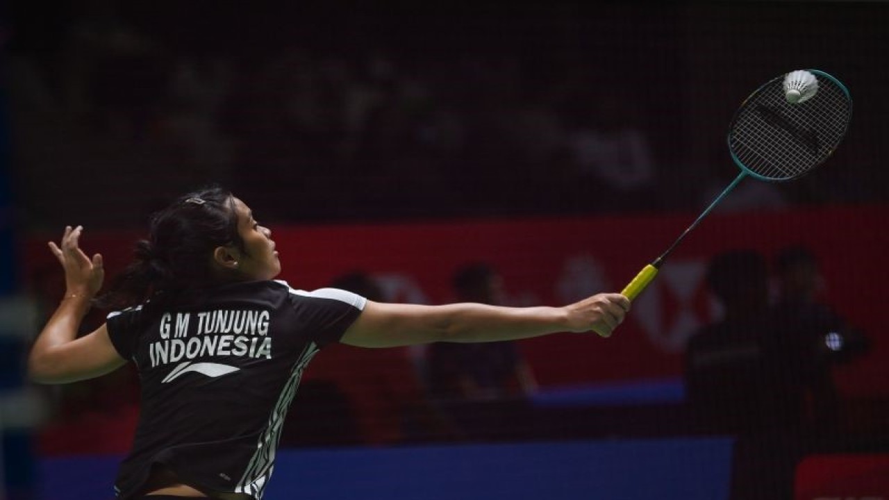 Pebulu tangkis tunggal putri Indonesia Gregoria Mariska Tunjung mengembalikan kok ke arah lawannya asal India Pusarla Sindhu dalam pertandingan babak pertama (32 besar) turnamen Indonesia Open 2023 di Istora Senayan, Jakarta, Selasa (13/6/2023). ANTARA FOTO/Aditya Pradana Putra/aww.