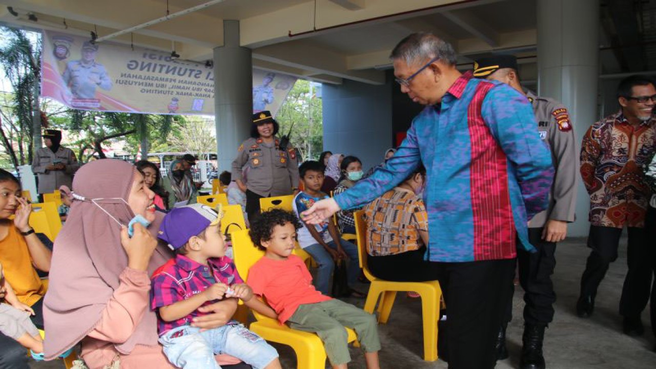 Gubernur Kalimantan Barat, Sutarmidji, didampingi Sekretaris Daerah Provinsi Kalimantan Barat, dr. Harisson, meninjau posko Polri Presisi Peduli Stunting melalui penanganan permasalahan gizi terhadap ibu hamil, ibu menyusui dan anak-anak stunting di Gedung Medik Sentral Rumah Sakit Bhayangkara Pontianak, Jumat. ANTARA/Rendra Oxtora.