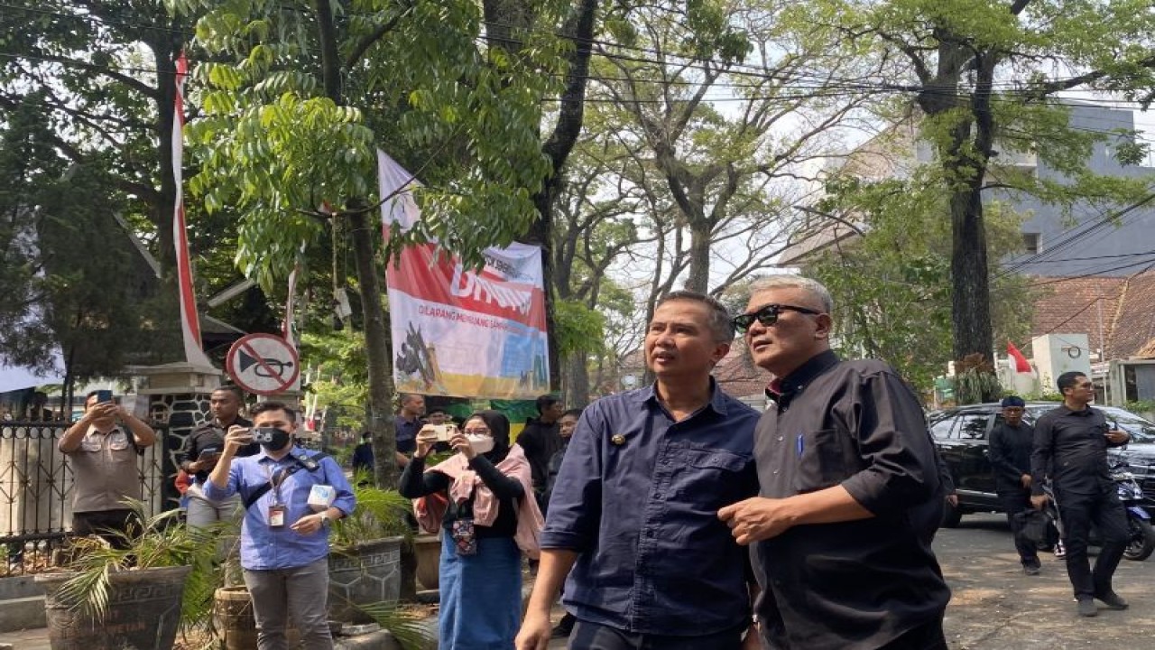 Penjabat (Pj.) Gubernur Jawa Barat Bey Machmudin (kiri) bersama Pj. Wali Kota Bandung Bambang Tirtoyuliono (kanan) saat meninjau TPS Taman Cibeuying, Kota Bandung (21/9/2023). (ANTARA/Rubby Jovan)