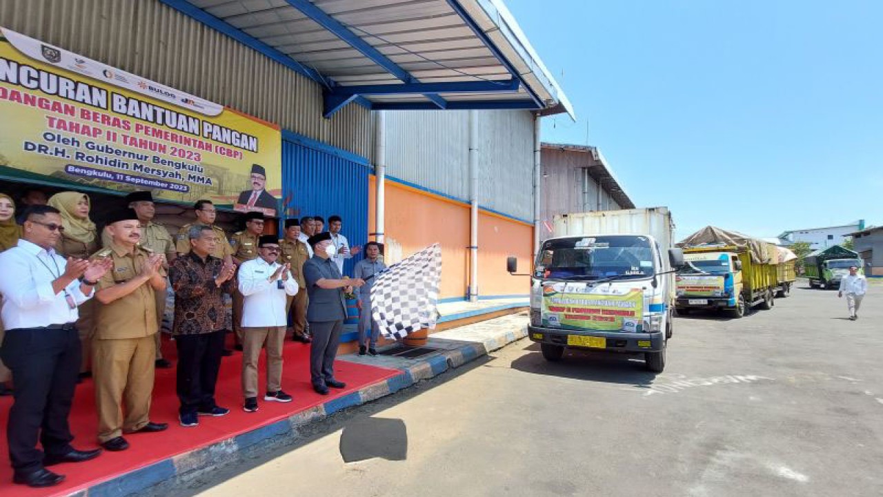 Gubernur Bengkulu melepas keberangkatan kendaraan yang mendistribusikan beras bantuan bagi masyarakat, di Bengkulu, Senin (11/9/2023). ANTARA/Boyke Ledy Watra