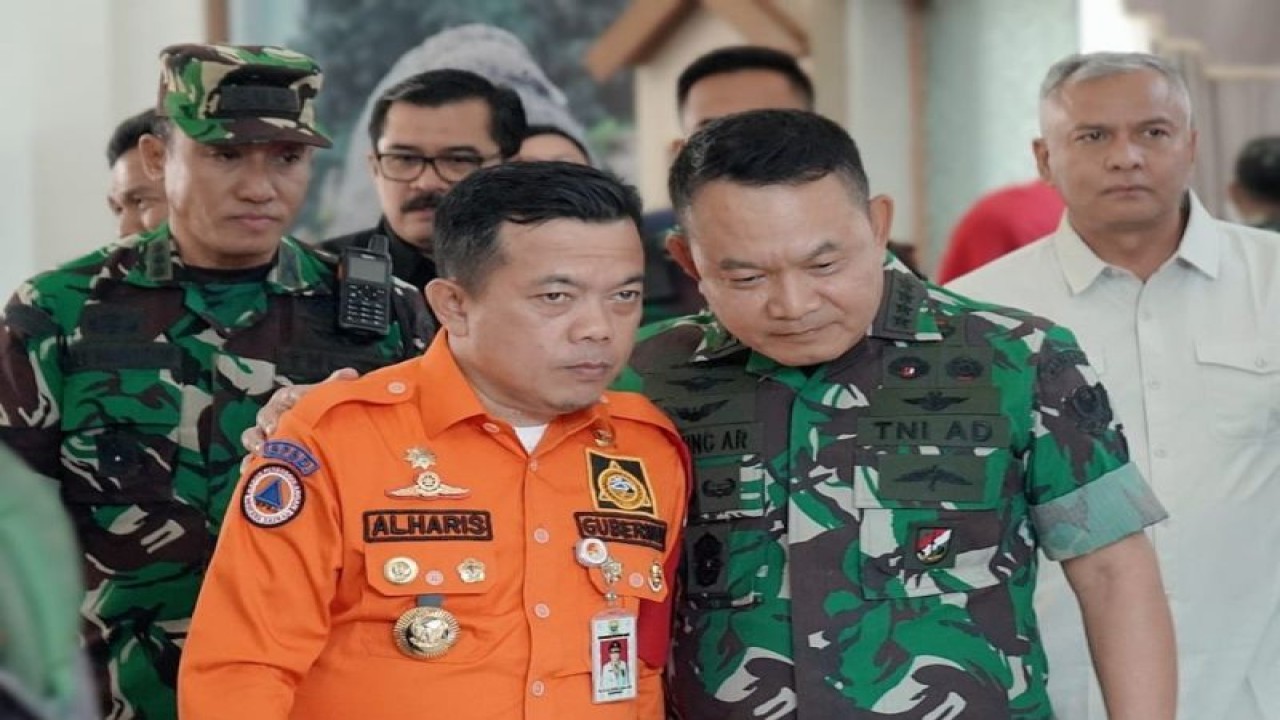 Gubernur Jambi Al Haris saat borsama Kasad Jenderal TNI Dudung Abdurachman. (ANTARA/HO-Diskominfo Jambi)