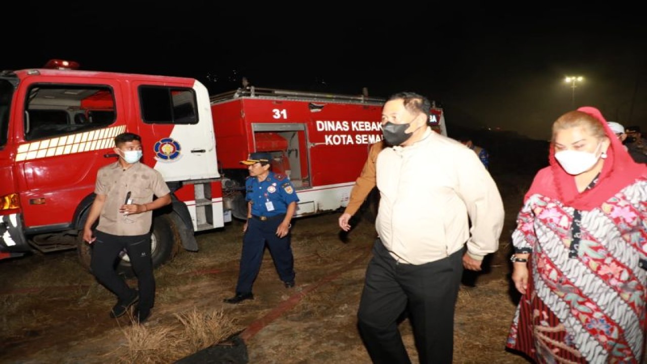 Penjabat Gubernur Jawa Tengah Nana Sudjana melihat langsung upaya pemadaman kebakaran TPA Jaribarang, Kota Semarang, Senin (18/9/2023) malam. (ANTARA/HO-Humas Pemprov Jateng)