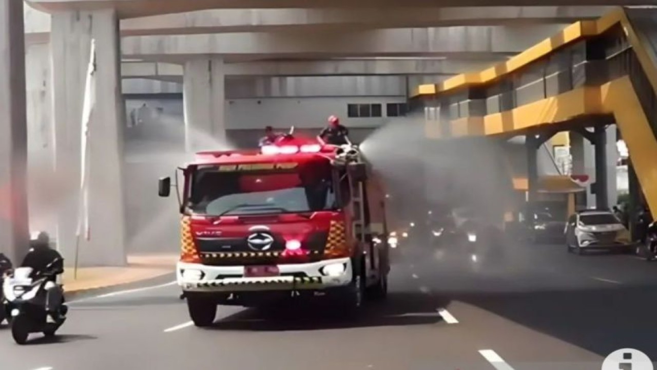 Mobil dari Sudin Penanggulangan Kebakaran dan Penyelamatan (Gulkarmat) Jakarta Timur tengah melakukan penyemprotan air untuk mengurangi dampak polusi udara di Jalan MT Haryono, Cawang, Jakarta Timur, Jumat (25/8/2023). ANTARA/Syaiful Hakim/aa