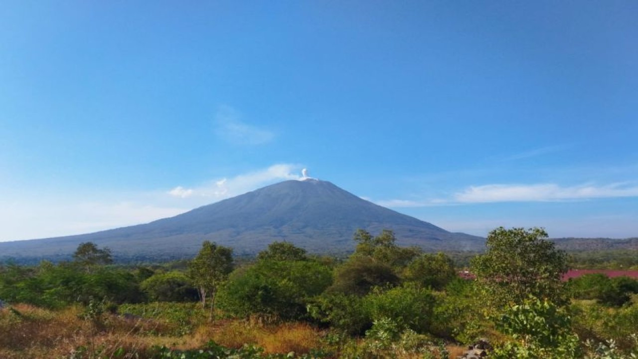 Gunung Api Ile Lewotolok di Lembata, NTT. (ANTARA/Fransiska Mariana Nuka)