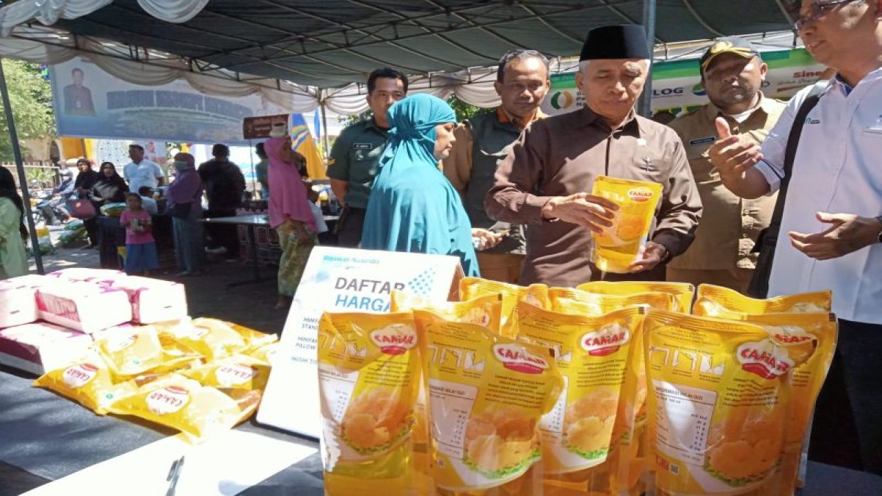 Ketua DPRD Kota Mataram H Didi Sumardi SH (pegang minyak goreng) di sela melakukan pemantauan kegiatan Gerakan Pangan Murah (GPM) yang dilaksanakan Dinas Ketahanan Pangan Kota Mataram, Provinsi Nusa Tenggara Barat, di Kelurahan Pagesangan, Senin (25/9-2023). ANTARA/Nirkomala