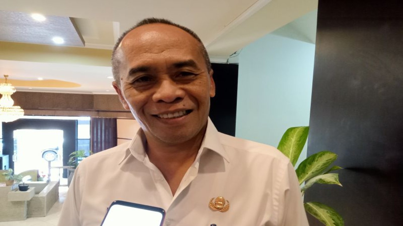 Kepala Dinas Kelautan dan Perikanan (DKP) Kota Mataram H Irwan Harimansyah. ANTARA/Nirkomala